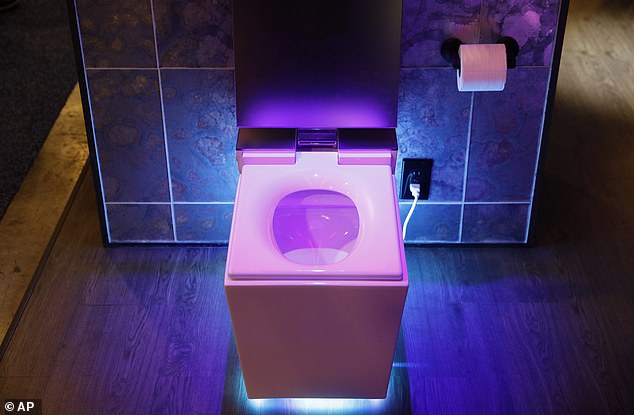 3 Inovasi WC Duduk Yang Sedang Dikembangkan Ilmuan, Mana Nih Yang Baca Sambil Ee?