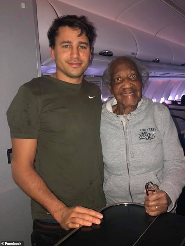 Pria Ini Memberikan Tempat Duduk First Classnya Pada Seorang Nenek, Kisahnyapun Viral