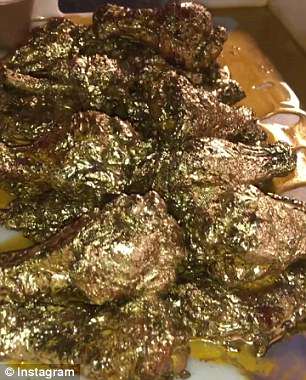 Gokil, Ayam Goreng Ini Dibalut Dengan Emas 24 Karat (Tonton NIh Cara Bikinnya!)