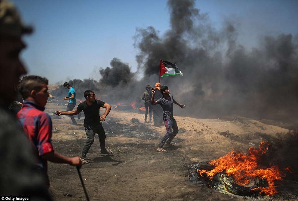 bloody-monday-puluhan-orang-meninggal-dan-melukai-2400-warga-palestina