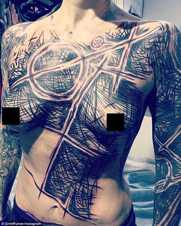Tatto Artist Ini Menggunakan Aliran Abstrak Bagi Konsumennya