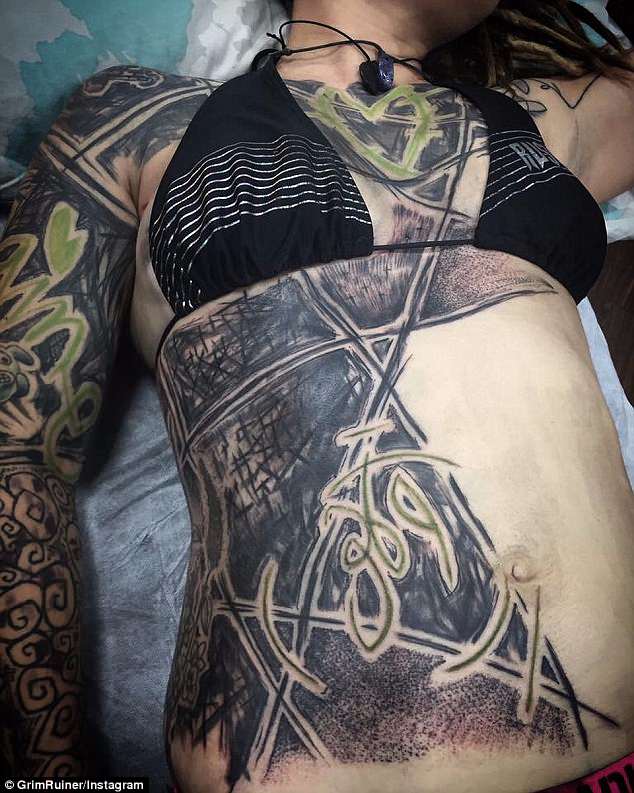 Tatto Artist Ini Menggunakan Aliran Abstrak Bagi Konsumennya