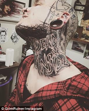 Tatto Artist Ini Menggunakan Aliran Abstrak Bagi Konsumennya