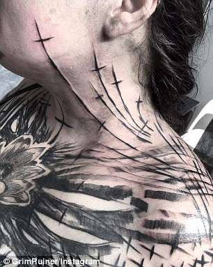 Tatto Artist Ini Menggunakan Aliran Abstrak Bagi Konsumennya