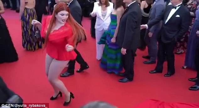 gaun-model-seksi-ini-quotcopotquot-di-acara-cannes-film-festival