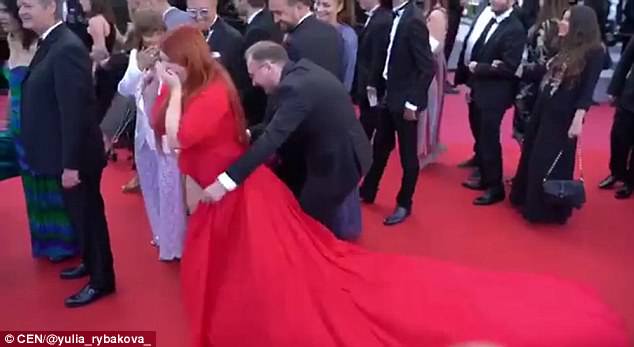 Gaun Model Seksi Ini &quot;Copot&quot; Di Acara Cannes Film Festival