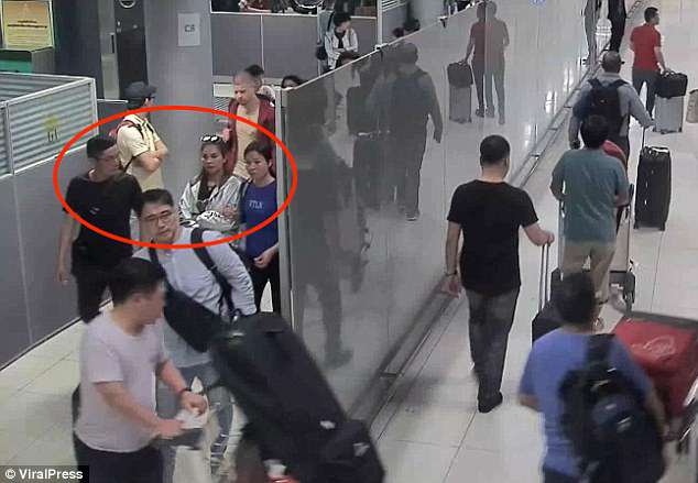 Wanita Ini Sedang Disandra, Tapi Orang-orang Sekitarnya Ga Ada Yang Sadar, Kok Bisa?