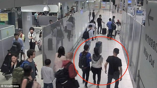 Wanita Ini Sedang Disandra, Tapi Orang-orang Sekitarnya Ga Ada Yang Sadar, Kok Bisa?