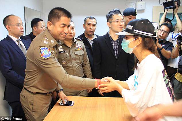 Wanita Ini Sedang Disandra, Tapi Orang-orang Sekitarnya Ga Ada Yang Sadar, Kok Bisa?