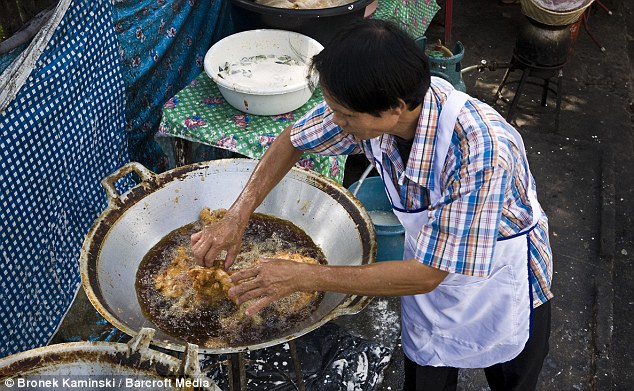 &#91;Repost&#93;Kulit 'Manusia Gorengan' Tak Melepuh Dicelup Minyak Panas