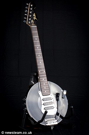 pensiunan inggris kreatif bikin gitar unik star wars