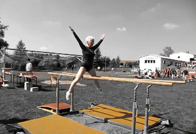 Omaigot! Nenek 86 Tahun Masih Jago Senam Gymnastik Gan