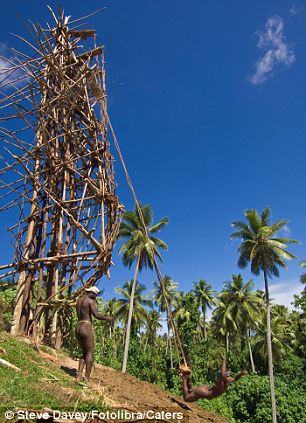 Ada yg berani coba??? Ritual lompat indah paling mengerikan dari Afrika!