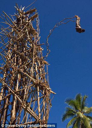 Ada yg berani coba??? Ritual lompat indah paling mengerikan dari Afrika!