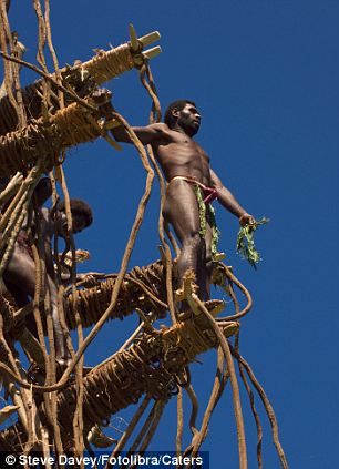 Ada yg berani coba??? Ritual lompat indah paling mengerikan dari Afrika!