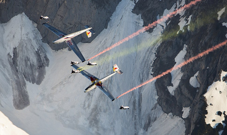 Amazing . Foto Sky Divers Red Bull Pemberani.