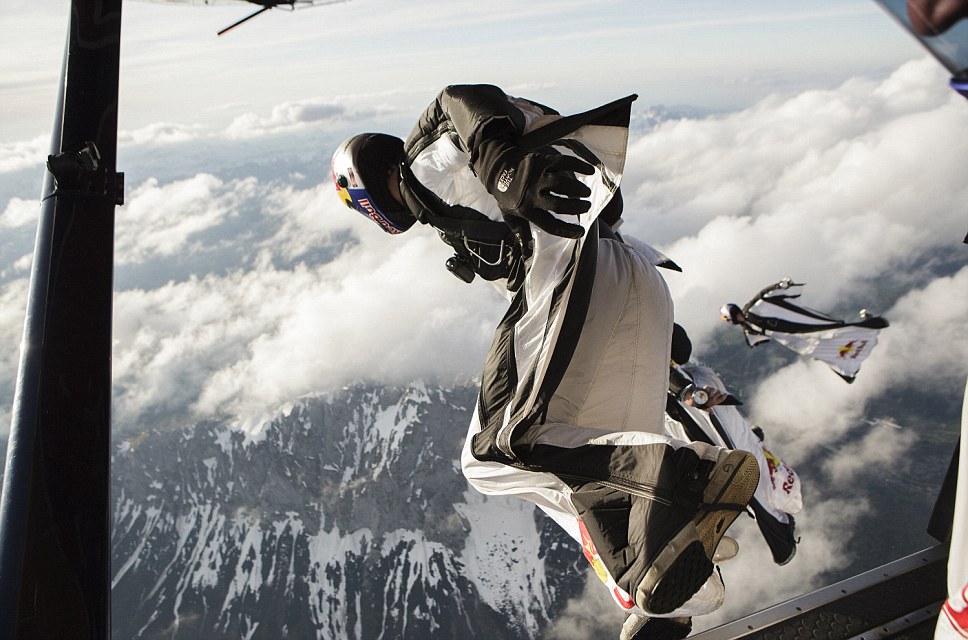 Amazing . Foto Sky Divers Red Bull Pemberani.