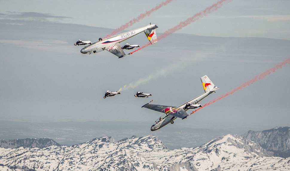 Amazing . Foto Sky Divers Red Bull Pemberani.