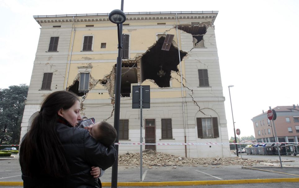 Gambar Gempa Italia (21-05-2012) Mengejutkan Bagaimana Bangunan Retak Dan Hancur.