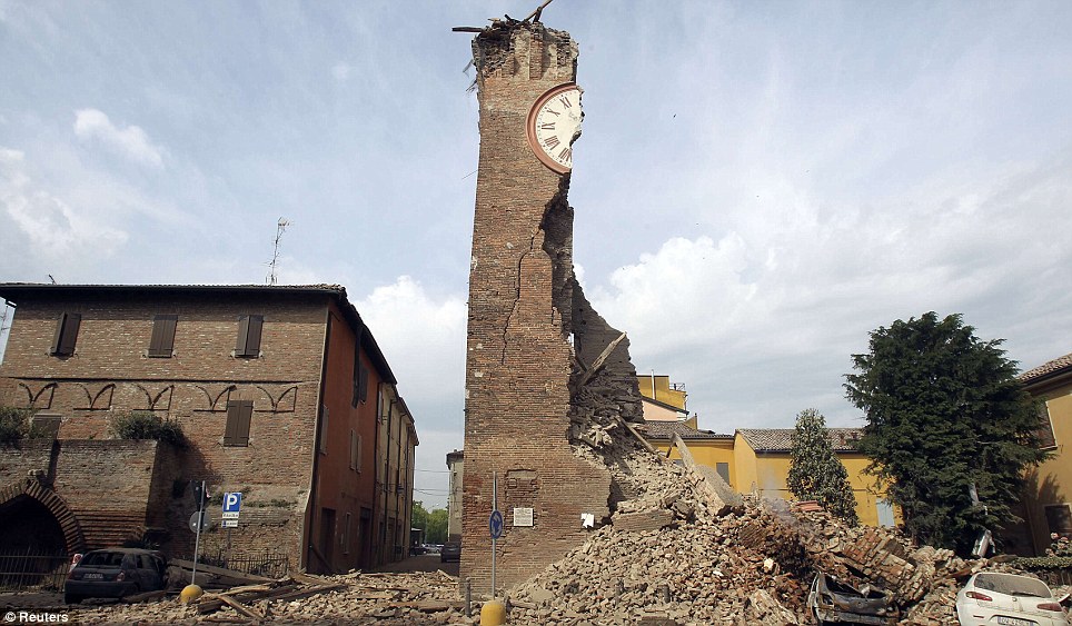Gambar Gempa Italia (21-05-2012) Mengejutkan Bagaimana Bangunan Retak Dan Hancur.