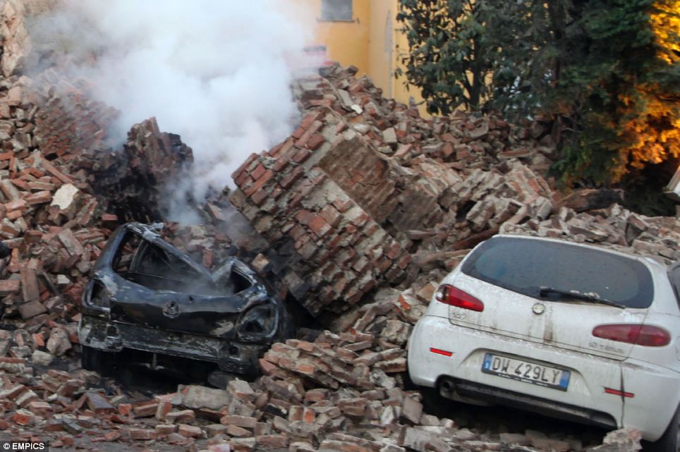 Gambar Gempa Italia (21-05-2012) Mengejutkan Bagaimana Bangunan Retak Dan Hancur.