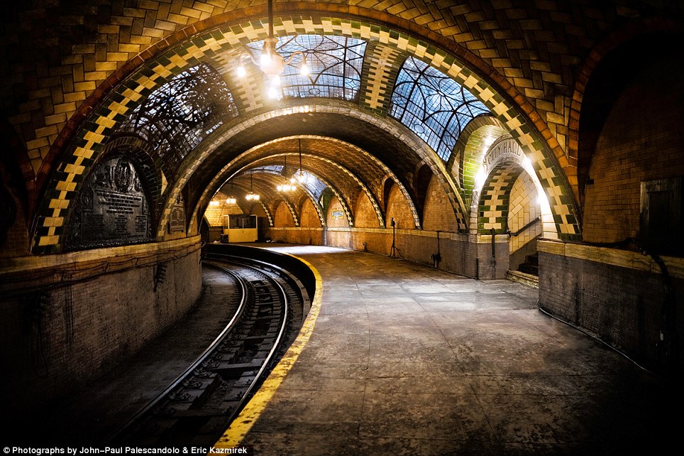 &#91;Foto  Foto&#93; Stasiun Hantu Kereta Bawah Tanah Di New York.