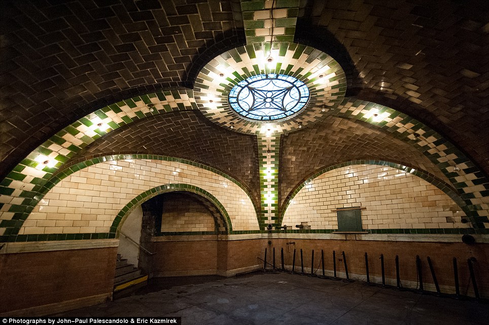 &#91;Foto  Foto&#93; Stasiun Hantu Kereta Bawah Tanah Di New York.