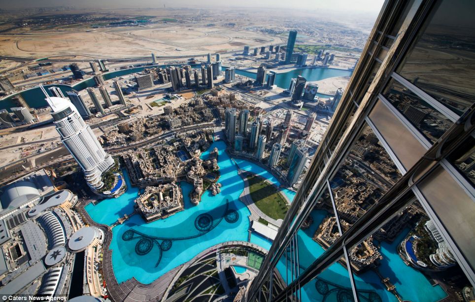 mantep-nih-fotografer-muda-mengabadikan-gambar-dari-atas-gedung-tertinggi-di-dunia