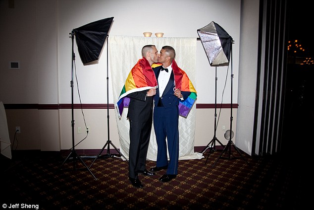 lounge-formil-kasal-nyebut-lontong-rusia-bundaran-hi-bergejolak---part-2