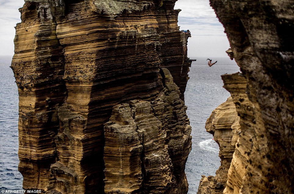 Red Bull Cliff Diving, Turnamen Olahraga Paling Mengerikan (Picture)