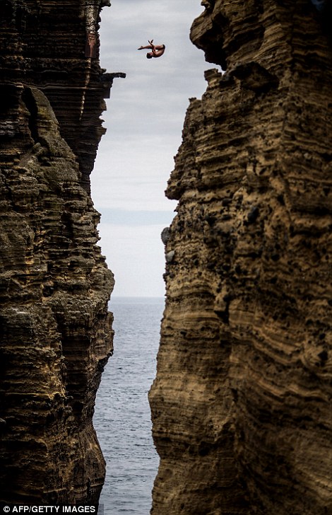 Red Bull Cliff Diving, Turnamen Olahraga Paling Mengerikan (Picture)