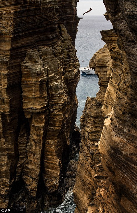 Red Bull Cliff Diving, Turnamen Olahraga Paling Mengerikan (Picture)