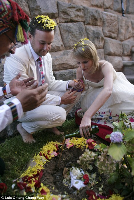 Romantis! Pasangan ini Nikah di Banyak Negara!