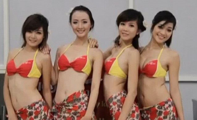 Hanya Pramugari Maskapai Ini yang Pakai Bikini Dalam Pesawat