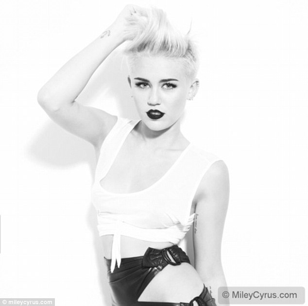 &#91;PIC&#93; Seksinya Miley Cyrus di Album Baru