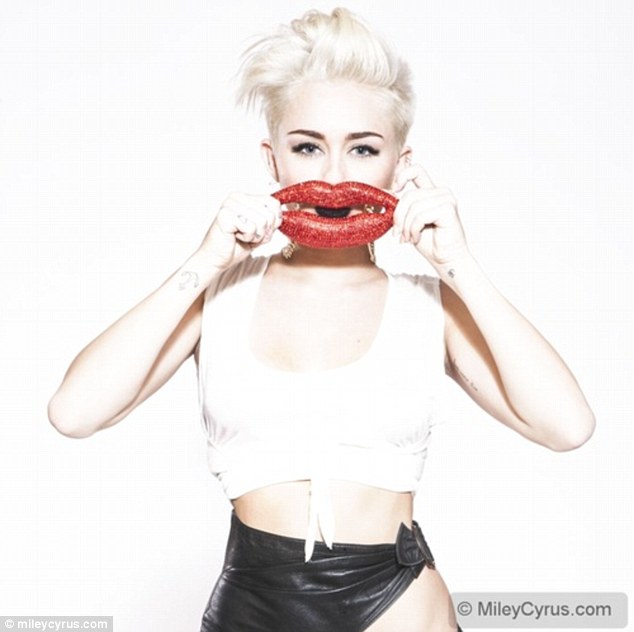 &#91;PIC&#93; Seksinya Miley Cyrus di Album Baru