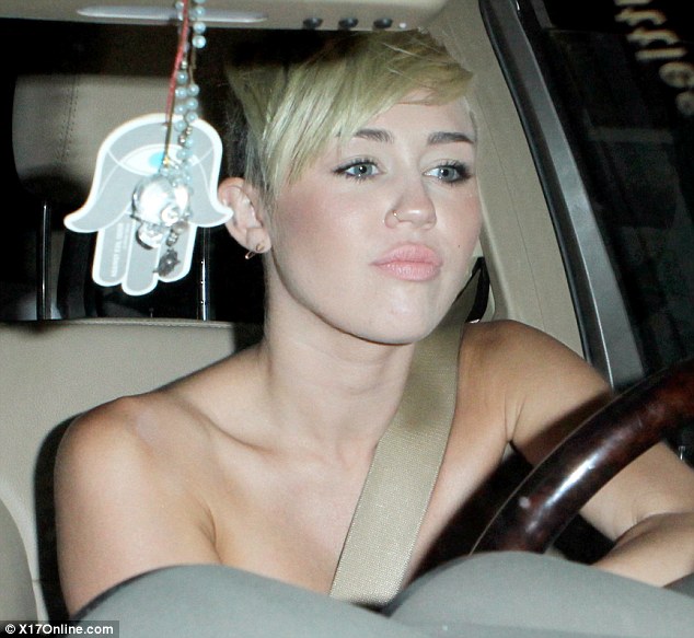 &#91;PIC&#93; Miley Cyrus Nyetir Sambil Topless??