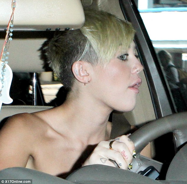 &#91;PIC&#93; Miley Cyrus Nyetir Sambil Topless??