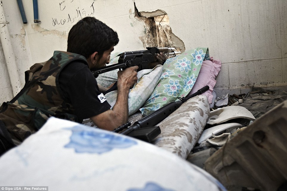(Foto-Foto) Para Pejuang Suriah,Tiap Hari Mempertaruhkan Nyawa!