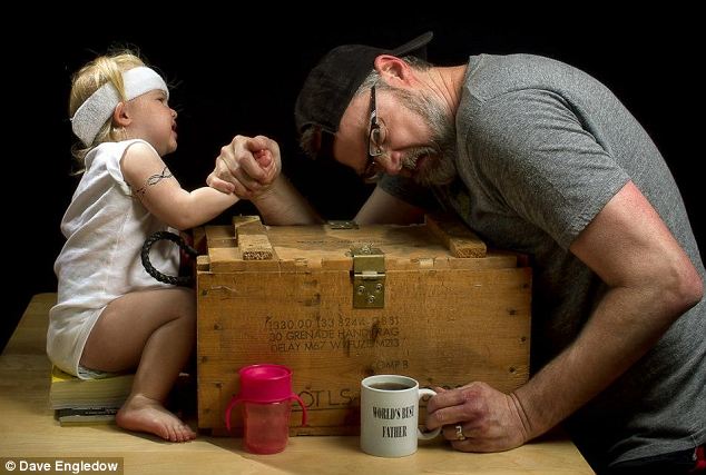 Foto Aksi Lucu Ayah dan Anak Ini Jadi Hit di Internet