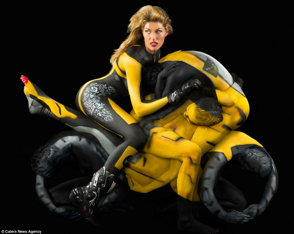 Keren Gan,, Sepeda Motor Dari Manusia Naked Yang di Body Painting