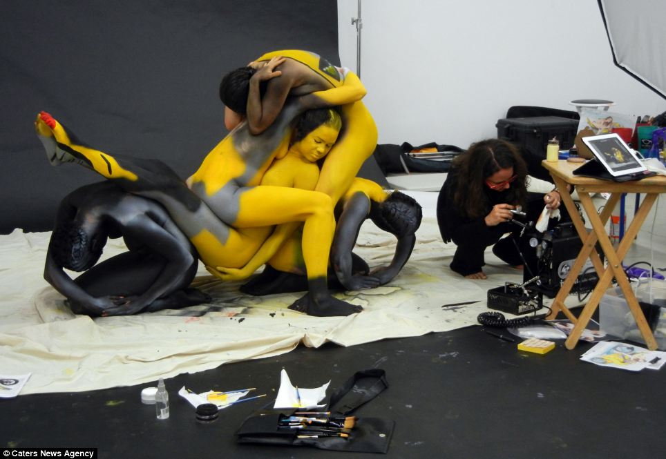 Keren Gan,, Sepeda Motor Dari Manusia Naked Yang di Body Painting