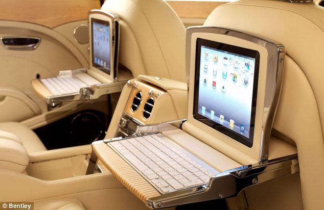 Ngiler, Mobil Bentley Super Canggih dengan 6 Layar Monitor di Kursi Belakang