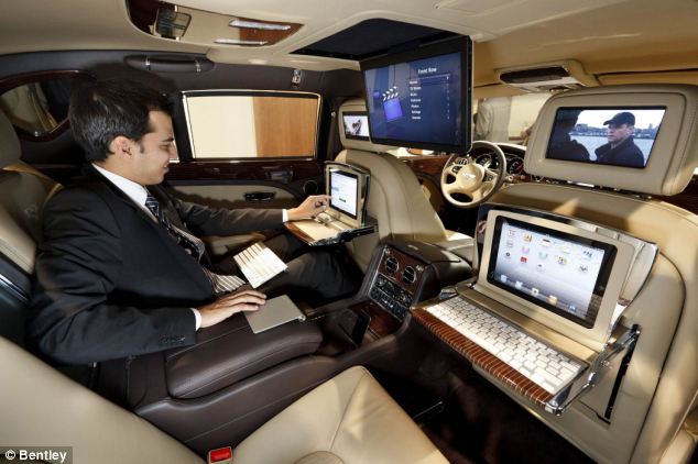 Ngiler, Mobil Bentley Super Canggih dengan 6 Layar Monitor di Kursi Belakang