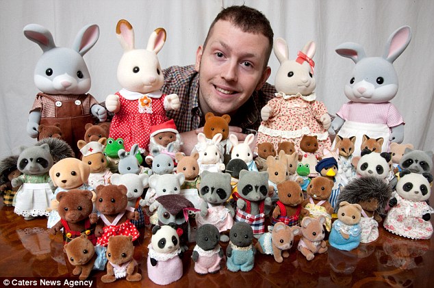 GILA ! Pria Ini Habiskan Uang Rp 610 Juta Hanya Untuk Boneka Mainan