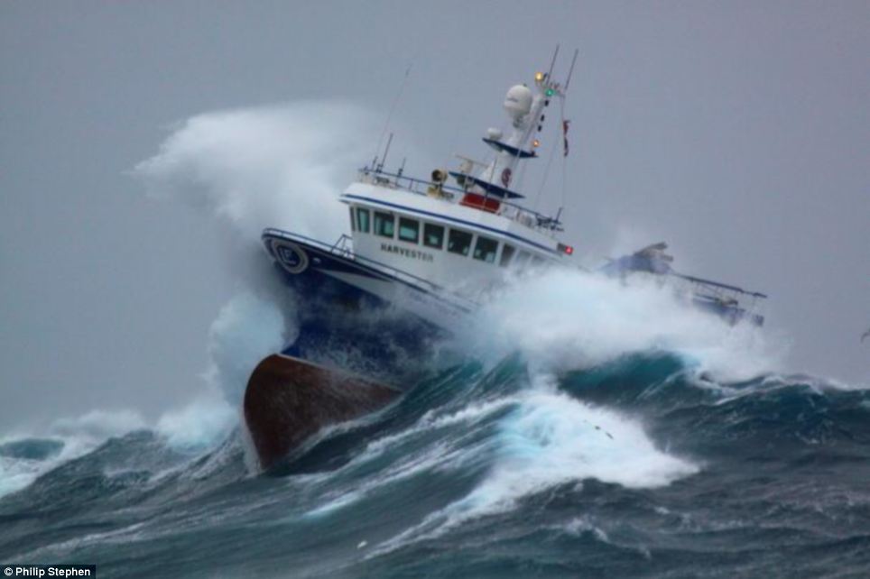 Foto Dramatis Perahu yang Dihantam Badai Setinggi 9 Meter