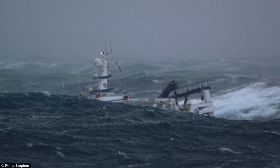 Foto-Foto Perahu yang Dihantam Badai Setinggi 9 Meter