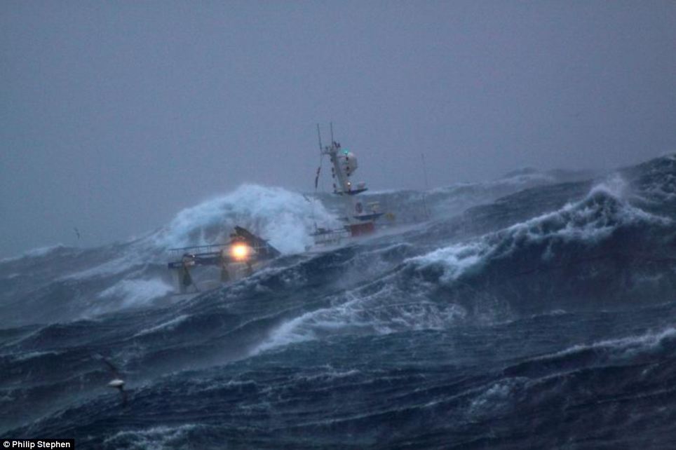 Foto-Foto Perahu yang Dihantam Badai Setinggi 9 Meter