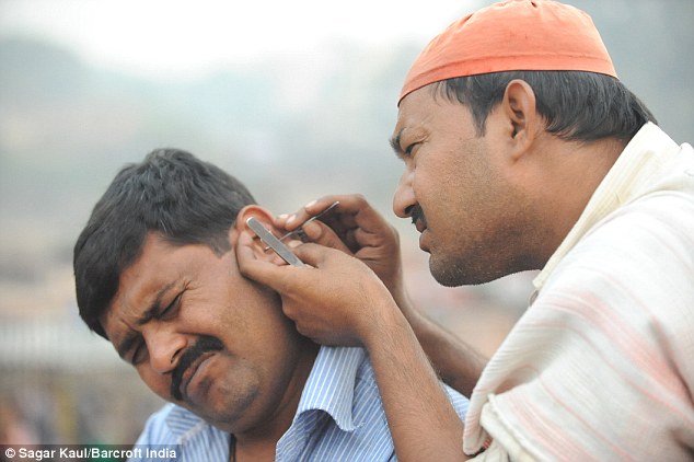 Profesi di India : Tukang Bersihin Telinga!