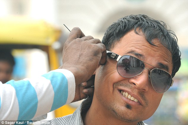 Profesi di India : Tukang Bersihin Telinga!